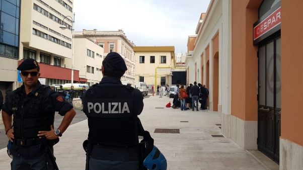 Migranti, a Bari sgombero struttura Migranti, a Bari sgombero struttura