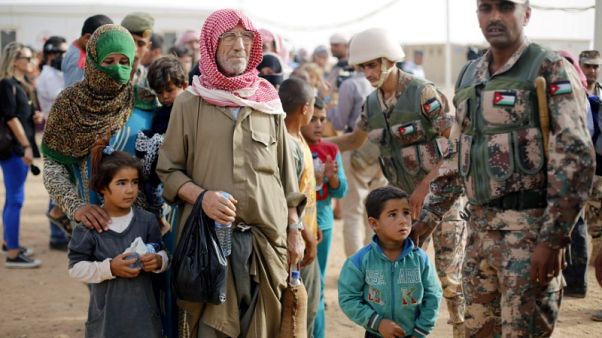 تفاقم معاناة آلاف النازحين السوريين في مخيم الركبان بسبب منع وصول الغذاء تفاقم معاناة آلاف النازحين السوريين في مخيم الركبان بسبب منع وصول الغذاء