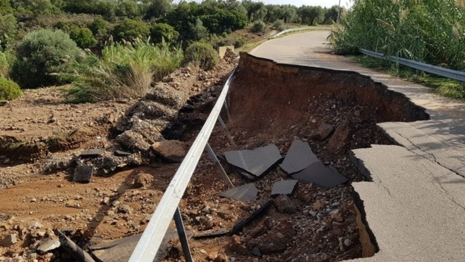 Maltempo, acqua spazza via strada