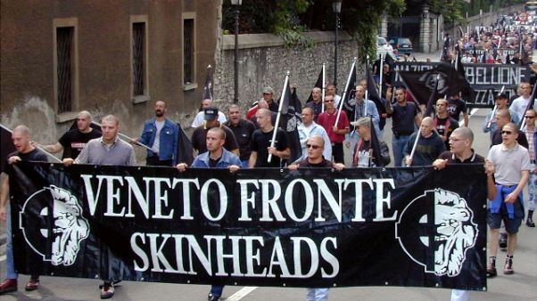 A Brescia foglio di via per 4 skinhead A Brescia foglio di via per 4 skinhead