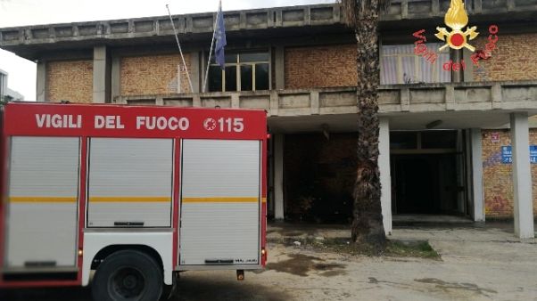 Incendio doloso davanti scuola Incendio doloso davanti scuola
