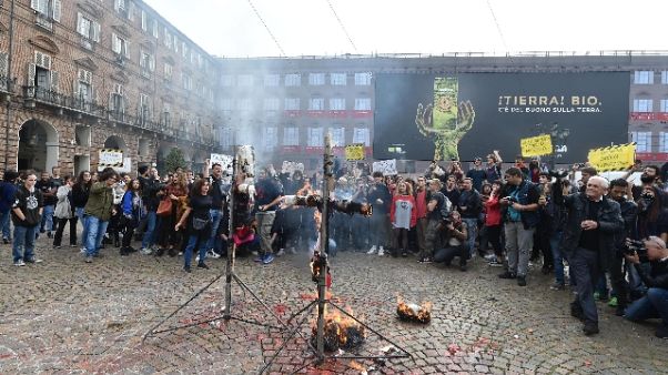 Bruciati manichini Di Maio e Salvini Bruciati manichini Di Maio e Salvini