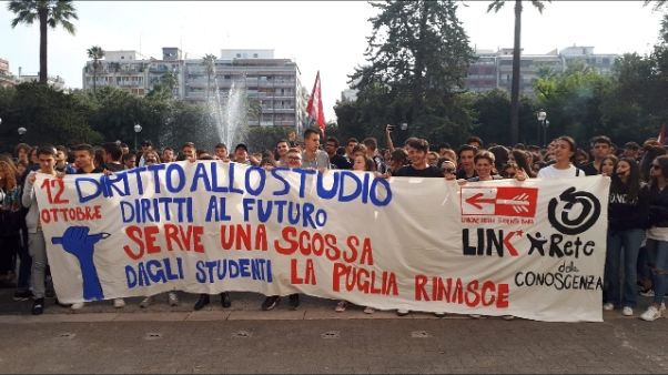Scuola: corteo a Bari contro Governo Scuola: corteo a Bari contro Governo