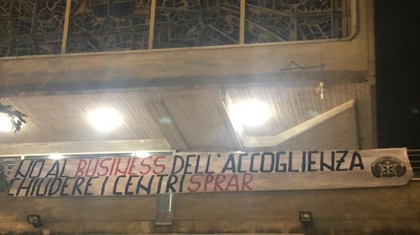 Migranti: striscione CasaPound Scandicci Migranti: striscione CasaPound Scandicci