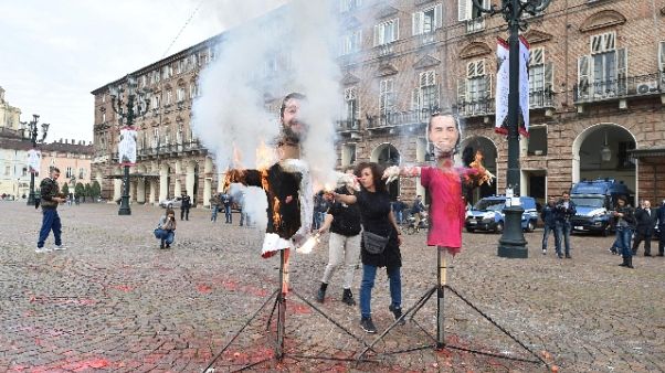 Salvini, schifoso bruciare manichini Salvini, schifoso bruciare manichini