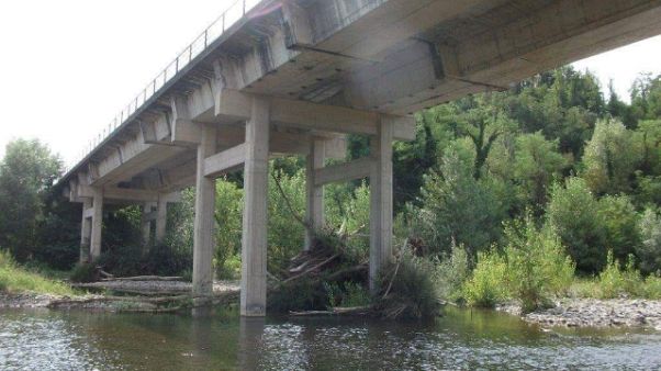 Chiuso ponte sul Vara, è insicuro Chiuso ponte sul Vara, è insicuro