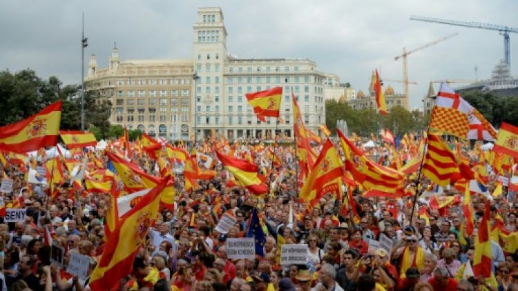 Les anti-indépendantistes manifestent à Barcelone pour la fête nationale espagnole