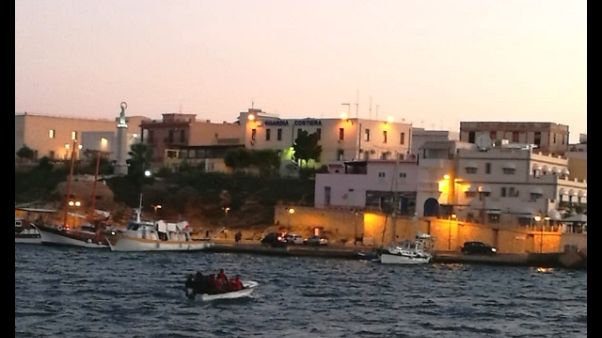 Migranti salvati da guardacoste italiani Migranti salvati da guardacoste italiani