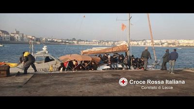 Migranti: 62 su veliero in acque Castro