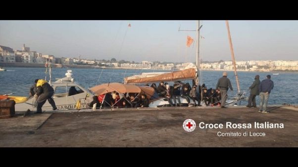 Migranti: 62 su veliero in acque Castro Migranti: 62 su veliero in acque Castro