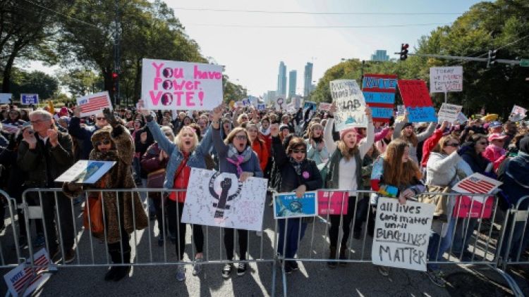 Des milliers de manifestants à Chicago contre la politique "anti-femmes" de Trump