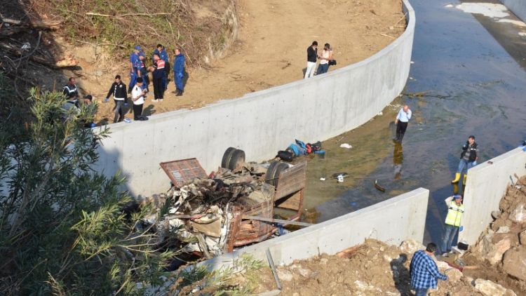 22 قتيلا في تحطم شاحنة تقل مهاجرين بغرب تركيا