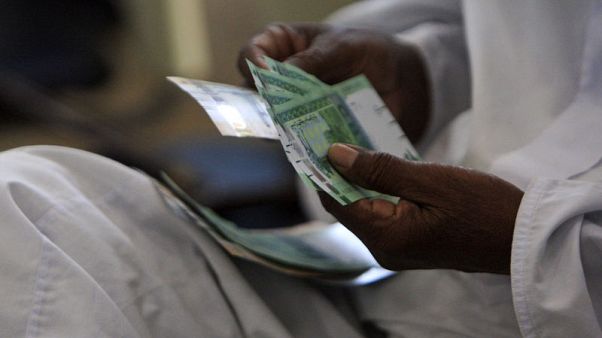 الجنيه السوداني يرتفع لأول مرة منذ خفضه بموجب آلية جديدة الجنيه السوداني يرتفع لأول مرة منذ خفضه بموجب آلية جديدة