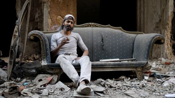 في مخيم اليرموك بسوريا .. فلسطيني لا يعبأ بالحرب لتربية الحمام في مخيم اليرموك بسوريا .. فلسطيني لا يعبأ بالحرب لتربية الحمام