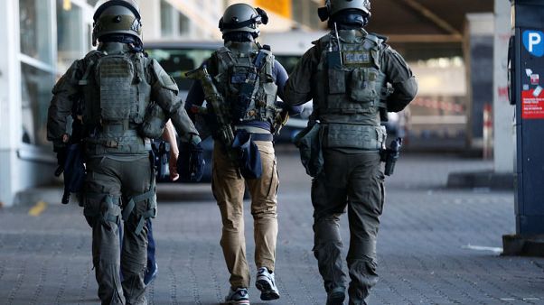 إغلاق محطة قطارات في مدينة كولونيا الألمانية بعد احتجاز رهينة إغلاق محطة قطارات في مدينة كولونيا الألمانية بعد احتجاز رهينة