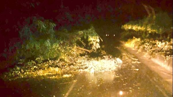 Automobilisti bloccati da frane, salvati Automobilisti bloccati da frane, salvati
