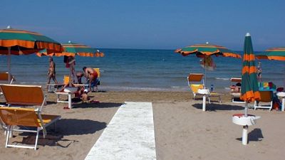 Sesso in spiaggia, coppia denunciata Sesso in spiaggia, coppia denunciata