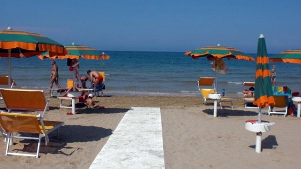 Sesso in spiaggia, coppia denunciata Sesso in spiaggia, coppia denunciata
