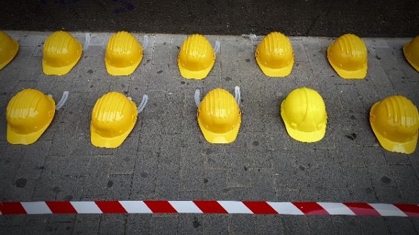 Operaio muore travolto da braccio gru Operaio muore travolto da braccio gru