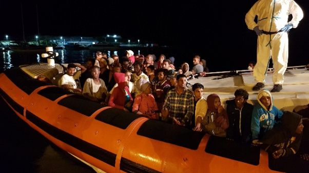 Sbarco a Crotone, fermati due scafisti Sbarco a Crotone, fermati due scafisti