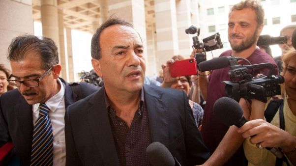 Riace, revocati i domiciliari a Lucano Riace, revocati i domiciliari a Lucano
