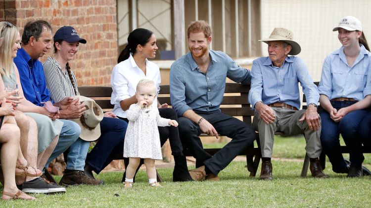 الأمير هاري وزوجته ميجان يخلبان الألباب في بلدة استرالية