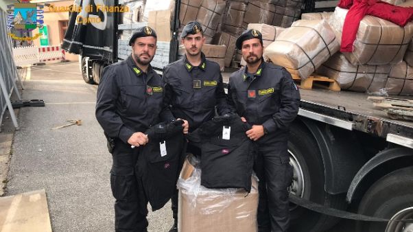 Sequestrate 13mila giacche contraffatte Sequestrate 13mila giacche contraffatte