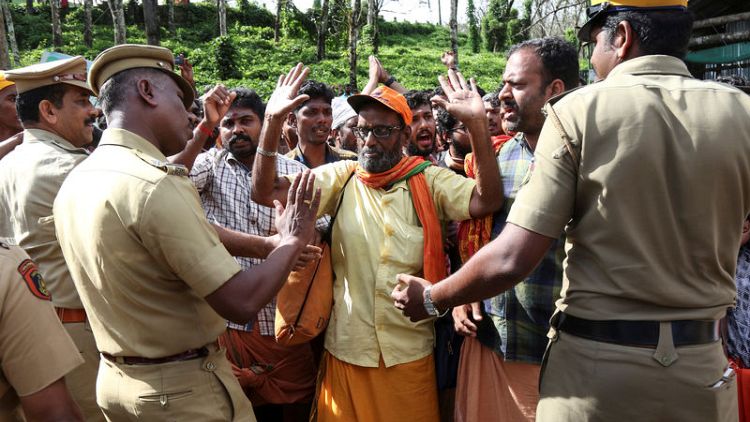 محتجون يهاجمون صحفيات في نزاع بشأن حظر دخول النساء لمعبد هندوسي