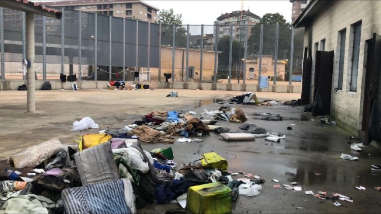 Migranti appiccano fuoco a Cpr Torino