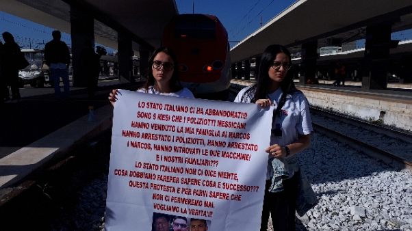 Scomparsi Messico,occupati binari Napoli Scomparsi Messico,occupati binari Napoli