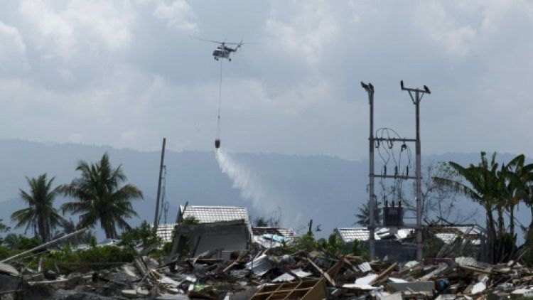 Indonésie: des hélicoptères désinfectent les zones touchées par le séisme