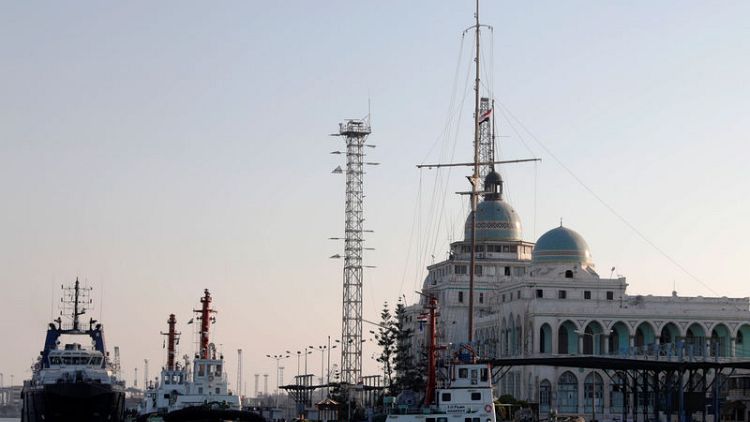 مصر تخفض رسوم السفن القادمة لميناء شرق بورسعيد