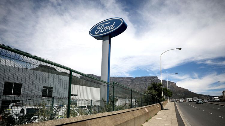 U.S. probes 54,400 Ford trucks over tailgate complaints