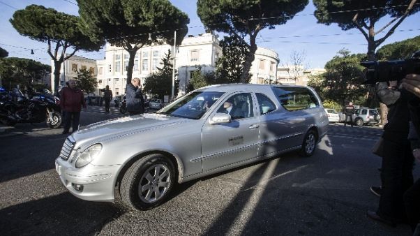 Vigili fermano carro funebre con salma Vigili fermano carro funebre con salma