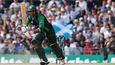 Cricket - Pakistan captain Sarfraz taken to hospital, Khawaja out for Aussies