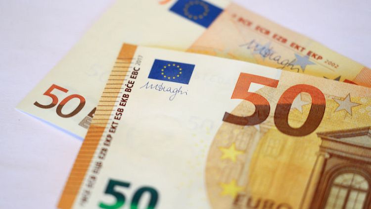 اليورو يهبط قرب أدنى مستوى في شهرين