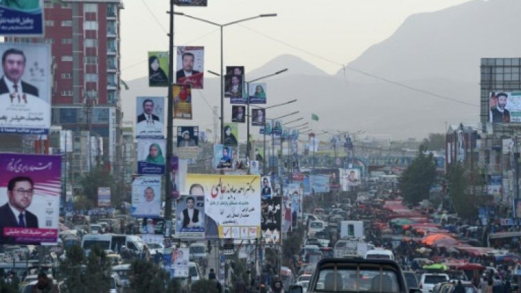 Des affiches électorales le long d'une rue de Kaboul, le 15 octobre 2018