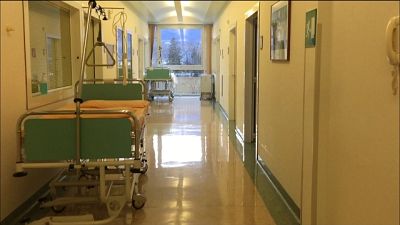 Tenta uccidere figli: bimba trasferita Tenta uccidere figli: bimba trasferita