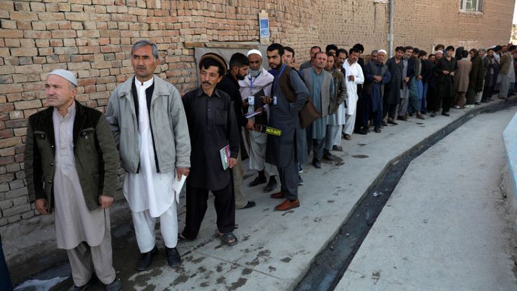 الأفغان يتحدون الهجمات ويدلون بأصواتهم في الانتخابات البرلمانية