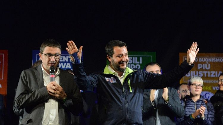 Salvini fa gli scongiuri "Vince l'Inter"