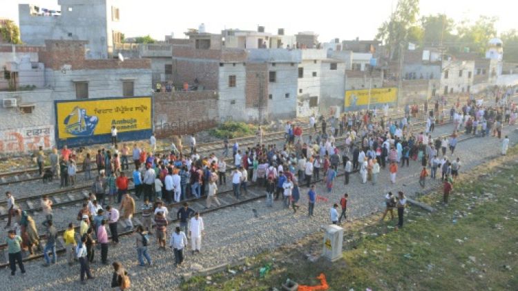 Un train percute une foule en Inde: une soixantaine de morts 