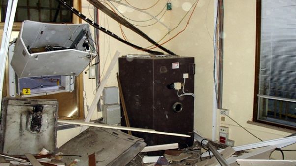 Sfondano muro banca, fuga senza bottino Sfondano muro banca, fuga senza bottino