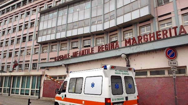 Ingoia pila, salvata bambina 14 mesi Ingoia pila, salvata bambina 14 mesi