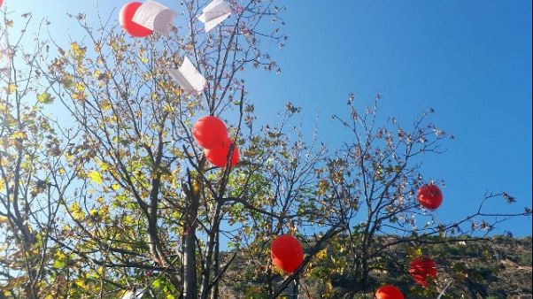 No Tav,fogli via in cielo con palloncini No Tav,fogli via in cielo con palloncini