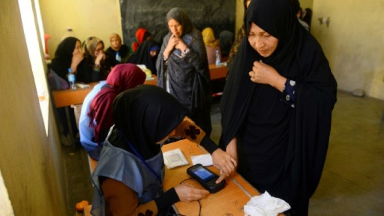 Législatives en Afghanistan: le vote reprend dans les bureaux fermés