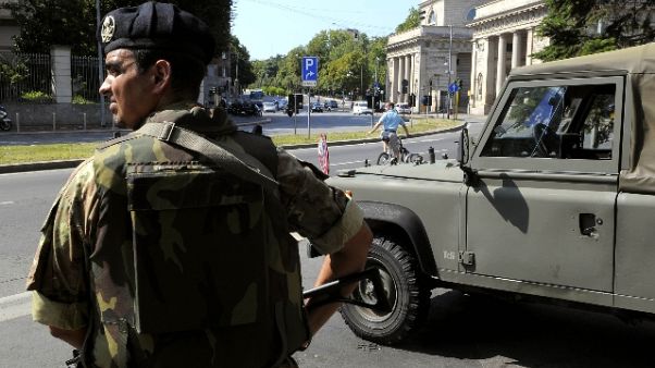 A Milano ciclista urta blindato, grave A Milano ciclista urta blindato, grave