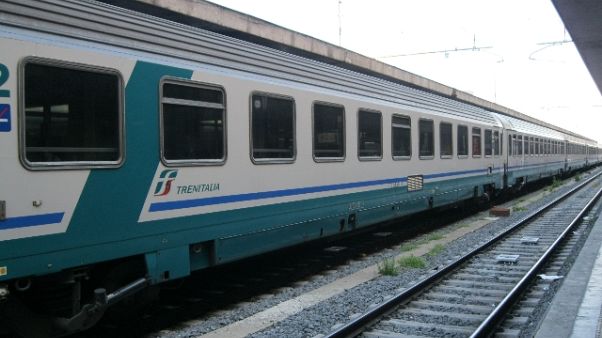 Raccoglieva fichi d'india,treno lo urta Raccoglieva fichi d'india,treno lo urta