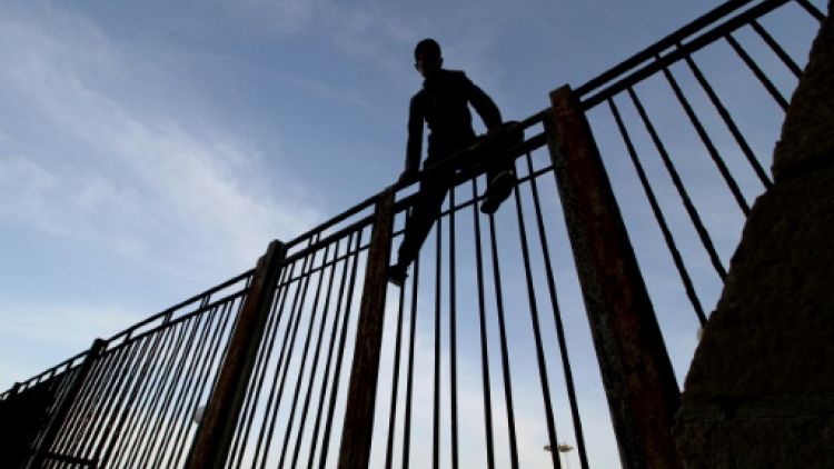 Espagne: un mort à Melilla, quelque 200 migrants entrent