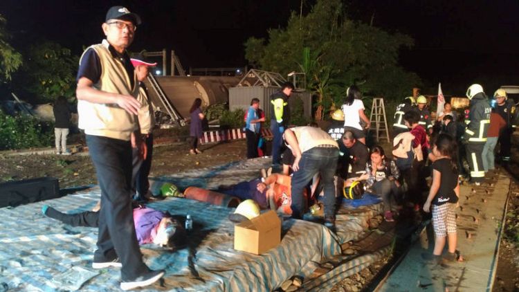 18 قتيلا على الأقل في حادث قطار بتايوان