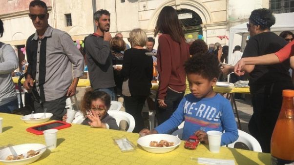 Lodi: in Puglia 'pranzo a colori' Lodi: in Puglia 'pranzo a colori'